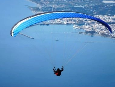 Καλάβρυτα: Αλεξιπτωτιστής έχασε τη ζωή του κατά τη διάρκεια κινηματογραφικών γυρισμάτων